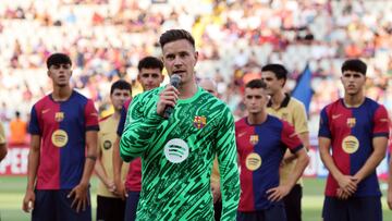 Soccer Football - Joan Gamper Trophy - FC Barcelona v AS Monaco - Estadi Olimpic Lluis Companys, Barcelona, Spain - August 12, 2024 FC Barcelona's Marc-Andre ter Stegen speaks to the fans on a microphone before the match REUTERS/Bruna Casas