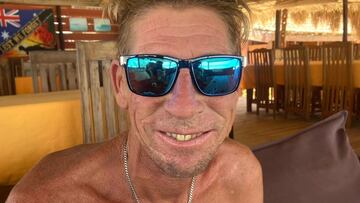 Ed Fanning, hermano de Mick Fanning, con gafas de sol.