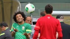 Marcelo bromea durante un entrenamiento del Mundial de Brasil
