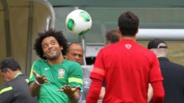 Marcelo bromea durante un entrenamiento del Mundial de Brasil