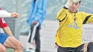 <b>OCASIÓN DE ORO. </b>Negredo pudo poner en ventaja al Castilla en el minuto 8, pero Juan Pablo tapó muy bien la portería numantina.