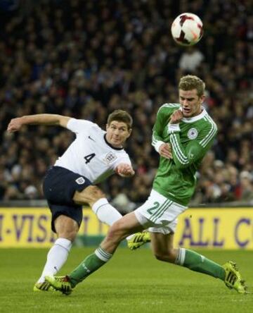 Inglaterra-Alemania. Steven Gerrard y Sven Bender.