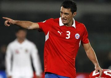 Marcos González disputando un partido oficial con la selección chilena.