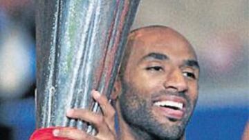 Kanouté con la preciada Copa.