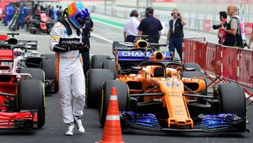 McLaren's Spanish driver Fernando Alonso looks at his car after taking part in the qualifying session at the Circuit de Catalunya in Montmelo in the outskirts of Barcelona on May 12, 2018 ahead of the Spanish Formula One Grand Prix. / AFP PHOTO / PIERRE-PHILIPPE MARCOU