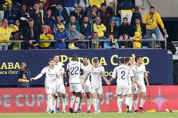 Los jugadores del Madrid celebran el tercer gol.