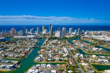 Broadbeach es un vibrante suburbio costero y destino turístico popular en la ciudad de Gold Coast, Queensland, Australia. Los canales conforman una zona residencial exclusiva conocida por sus pintorescas vías fluviales artificiales.