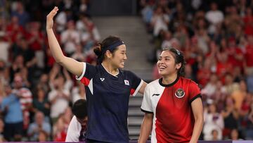 Las jugadoras de bádminton, la surcoreana An Se Young y la indonesia Gregoria Mariska Tunjung, tras sy partido de semifinales en los Juegos Olímpicos de París 2024.