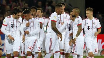 Freiburg (Germany), 04/03/2018.- Bayern's Corentin Tolisso (2-L) celebrates with his teammates after scoring the 2-0 goal during the German Bundesliga soccer match between SC Freiburg and FC Bayern Munich in Freiburg, Germany, 04 March 2018. (Alemani