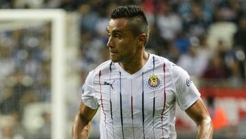 Siguen las bajas en Chivas: también se va Aris Hernández