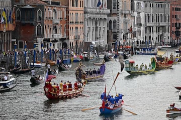 Un gran número de turistas y curiosos se congregaron en torno al Gran Canal de Venecia para presenciar la Regata Histórica anual de góndolas y 
 embarcaciones, que tiene lugar en la ciudad italiana. Se trata de uno de los
acontecimientos más antiguos que se celebran en la laguna, ya que su origen se remonta, al menos, al siglo XIII.