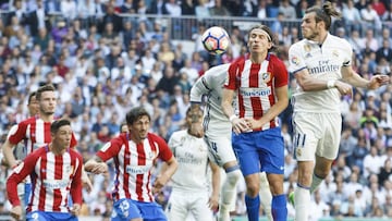 Bale intenta un remate en el Real Madrid-Atl&eacute;tico de abril.