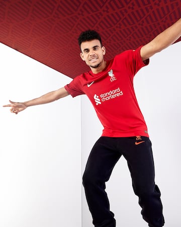 Liverpool presentó su nueva camiseta para la temporada 2022/23.