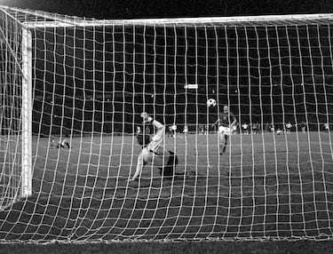 Finalista en los Mundiales de 1934 y 1962, Checoslovaquia dejó huella con su fútbol elegante de la mano de jugadores que se convirtieron en auténticos mitos, como Josef Masopust o Antonín Panenka. En otros torneos, Checoslovaquia consiguió hacerse con los títulos, como en los Juegos Olímpicos de Moscú 1980 ante la RDA o en la Eurocopa de 1976, en la que derrotaron en la final a Alemania Federal en la tanda de penaltis, donde la estrella checoslovaca Antonín Panenka firmó un gol para la historia, creando el “penalti a lo Panenka” que tantas veces hemos visto replicado. En 1993 Checoslovaquia se dividió en República Checa y Eslovaquia.