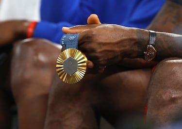 LeBron James presenció la final de baloncesto femenino y lo hizo exhibiendo dos grandes joyas, la medalla de
oro conseguida en estos Juegos y su exclusivo reloj Cartier, el Crash Skeleton, una edición limitada en oro rosa
de 18 quilates y que está valorado en la nada despreciable cifra de 230.000 euros. Dos tesoros de su colección.