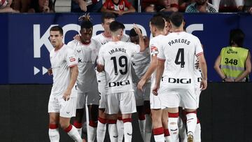 PAMPLONA, 19/08/2023.- El delantero del Athletic de Bilbao Iñaki Williams (4d) celebra el primer gol de su equipo durante el partido de la segunda jornada de LaLiga que Atlético Osasuna y Athletic de Bilbao disputan este sábado en el estadio de El Sadar, en Pamplona. EFE/Jesús Diges
