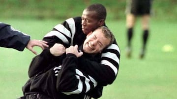 Faustino Asprilla y Alan Shearer bromeando durante un entrenamiento del Newcastle.