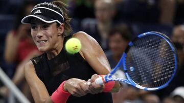 La tenista española Garbiñe Muguruza devuelve una ante la checa Karolina Muchova durante su partido de segunda ronda del Abierto de Tenis de Estados Unidos 2018, en el Centro Nacional de Tenis USTA, en Flushing Meadows, Nueva York (EE.UU.).