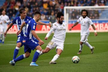 Isco in action against Alavés