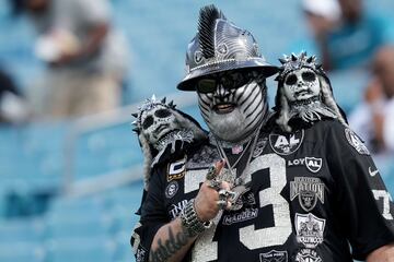 Un aficionado de los Raiders de Las Vegas posa con esta singular caracterización antes del partido de la liga de fútbol americano estadounidense (NFL) que enfrentó a su equipo con los Jaguars de Jacksonville en el TIAA Bank Field de Jacksonville (Florida). Un aspecto, sin duda, que resulta cuando menos intimidante.