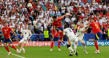 Dani Olmo, MVP del partido, recibe al borde del área y la pone de manera magistral para la cabeza del jugador internacional de la Real Sociedad que anota el segundo. Imposible para Manuel Neuer.