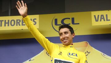Egan Bernal llega a París vestido de amarillo, algo histórico para Colombia