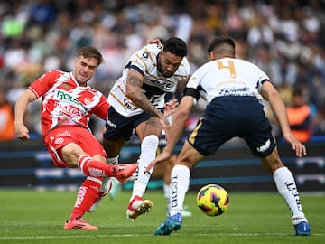 Necaxa's midfielder #08 Agustin Palavecino and Pumas' Brazilian defender #06 Nathan Silva and Argentine defender #04 Lisandro Magallan fight for the ball during the Liga MX Clausura football match between Pumas and Necaxa at the Olimpico Universitario stadium in Mexico City on January 12, 2025. (Photo by Carl de Souza / AFP)