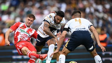 Necaxa's midfielder #08 Agustin Palavecino and Pumas' Brazilian defender #06 Nathan Silva and Argentine defender #04 Lisandro Magallan fight for the ball during the Liga MX Clausura football match between Pumas and Necaxa at the Olimpico Universitario stadium in Mexico City on January 12, 2025. (Photo by Carl de Souza / AFP)