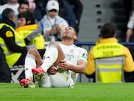 Jude Bellingham se duele sobre el césped del estadio Bernabéu. El jugador inglés se tuvo que retirar del encuentro.