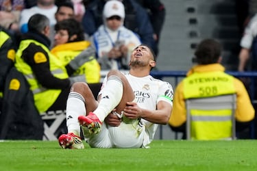 Jude Bellingham se duele sobre el césped del estadio Bernabéu. El jugador inglés se tuvo que retirar del encuentro.