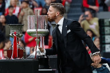 Iker Muniain besa la Copa del Rey conseguida este año y que alzó el primero como capitán del Athletic Club.