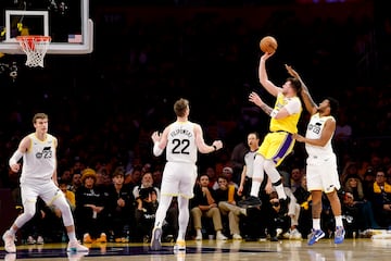 Luka Doncic debut con el nmero 77, el de toda su carrera en la NBA, con Los Angeles Lakers.