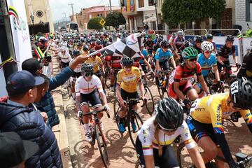 El ciclista colombiano del Arkéa - Samsic, acompañó a las ciclistas en la salida de la primera etapa de La Vuelta a Colombia Femenina, que tendrá la participación de 134 ciclistas pertenecientes a 24 equipos de todo el país y que competirán por el título del 7 al 11 de noviembre.