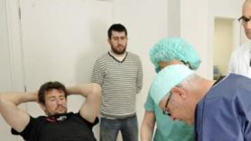 <b>TRATAMIENTO. </b>El doctor Ripoll infiltrando a Martin Rancik.