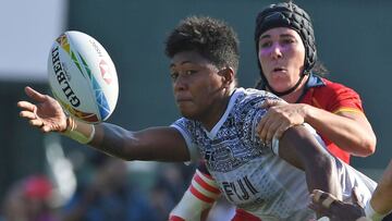 Marina Bravo pugna por un balón ante Asinate Savu durante el partido entre España y Fiyi en las HSBC Dubai Sevens Series en el The Sevens Stadium de Dubai.