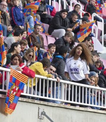 Una aficionada del Real Madrid en el entrenamiento del Barça