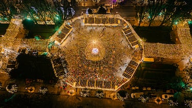 Además de las luces, los visitantes pueden disfrutar de la Noria Gigante (con 50 metros de altura), el Carrusel Clásico Veneciano y grandes estructuras transitables como la Bola de Navidad y la Caja de Regalo.
