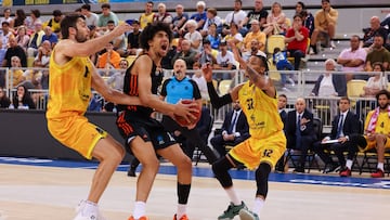 Los jugadores del Dreamland Gran Canaria Joe Thomasson y Mike Tobey y el jugador del Ratiopharm ULP Noa Essengue durante el partido de la jornada 5 de la Eurocopa que ambos equipos disputaron este martes en el Gran Canaria Arena, en Las Palmas de Gran Canaria.