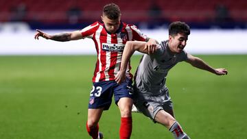 Kieran Trippier recupera el bal&oacute;n ante Jon Morcillo.