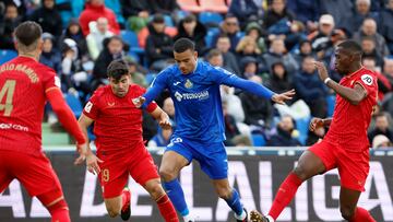 MADRID, 30/03/2024.- El delantero británico del Getafe Mason Greenwood (c) ante la marca de los jugadores del Sevilla, durante el partido entre el Getafe y el Sevilla FC, correspondiente a la jornada 30 de LaLiga, disputado este sábado en el Estadio Coliseum. EFE/ Zipi
