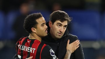 Soccer Football - Premier League - Chelsea v AFC Bournemouth - Stamford Bridge, London, Britain - December 30, 2025 AFC Bournemouth's Justin Kluivert and manager Andoni Iraola after the match Action Images via Reuters/Andrew Boyers EDITORIAL USE ONLY. NO USE WITH UNAUTHORIZED AUDIO, VIDEO, DATA, FIXTURE LISTS, CLUB/LEAGUE LOGOS OR 'LIVE' SERVICES. ONLINE IN-MATCH USE LIMITED TO 120 IMAGES, NO VIDEO EMULATION. NO USE IN BETTING, GAMES OR SINGLE CLUB/LEAGUE/PLAYER PUBLICATIONS. PLEASE CONTACT YOUR ACCOUNT REPRESENTATIVE FOR FURTHER DETAILS..