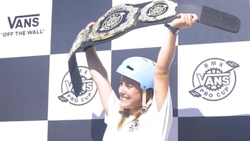 Teresa Fern&aacute;ndez-Miranda levanta el cintur&oacute;n de campeona de la Vans BMX Pro Cup 2018 en M&aacute;laga. 