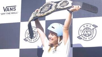 Teresa Fernández-Miranda levanta el cinturón de campeona de la Vans BMX Pro Cup 2018 en Málaga.