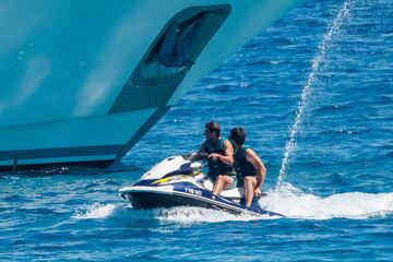 El tenista espa?ol se recupera de su lesi車n abdominal, que le oblig車 a abandonar el Grand Slam brit芍nico, en las aguas de la isla balear a bordo de un barco y rodeado de amigos.