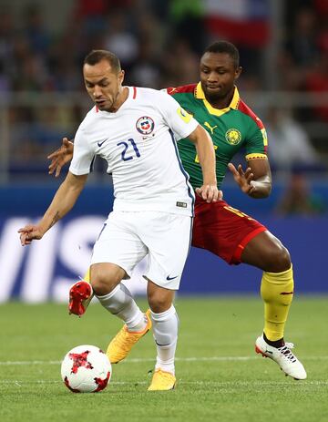 MOSCOW, RUSSIA - JUNE 18: Marcelo Diaz of Chile is put under pressure from Sebastien Siani of Cameroon during the  FIFA Confederations Cup Russia 2017 Group B match between Cameroon and Chile at Spartak Stadium on June 18, 2017 in Moscow, Russia.  (Photo by Buda Mendes/Getty Images)