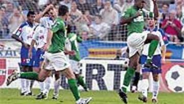 <b>EUFORIA</B>. Assunçao celebra el gol de manera efusiva ante la desesperación de Soriano y del resto de sus compañeros.