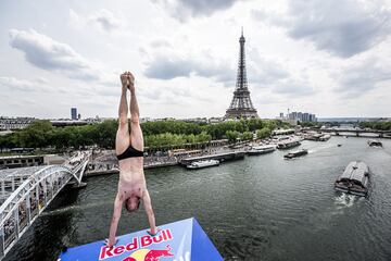 París acogió por segunda vez la segunda parada de las Series Mundiales de Red Bull Cliff Diving. Los espectadores tuvieron una vista alucinante de los participantes frente al monumento más famoso de Francia, la Torre Eiffel, compitiendo desde la plataforma de salto montada sobre el Sena.