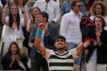 Carlos Alcaraz celebra con rabia durante el partido. 