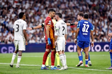 Rifirrafe entre Gerónimo Rulli y el defensa del Real Madrid. Carvajal toca con la frente la cara del portero argentino que se va al suelo. El árbitro Irfan Peljto acude al monitor del VAR, y tras revisar la jugada, muestra la cartulina roja al lateral blanco.