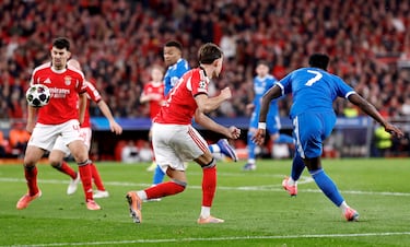 0-1. Recibe Vinicius de Mbappé en el costado izquierdo, encara a su marca, traza la diagonal hacia dentro del área y saca un latigazo con la derecha para mandar el balón a la escuadra de la portería del Benfica. Imparable parra Anatoliy Trubin.